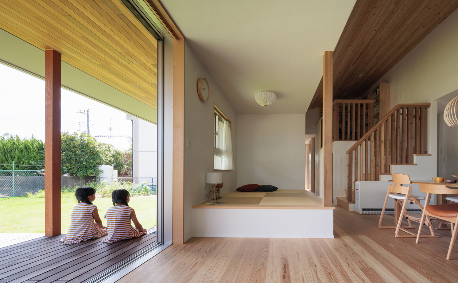 エーセンス建築設計 【2000万円台/約29坪】家族の気配を感じる、ちょうどいい距離感。広い庭に建つ縁側デッキのある平屋の建築実例画像2