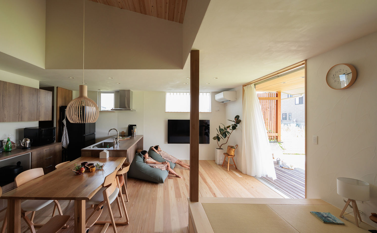 エーセンス建築設計 【2000万円台/約29坪】家族の気配を感じる、ちょうどいい距離感。広い庭に建つ縁側デッキのある平屋の建築実例画像3