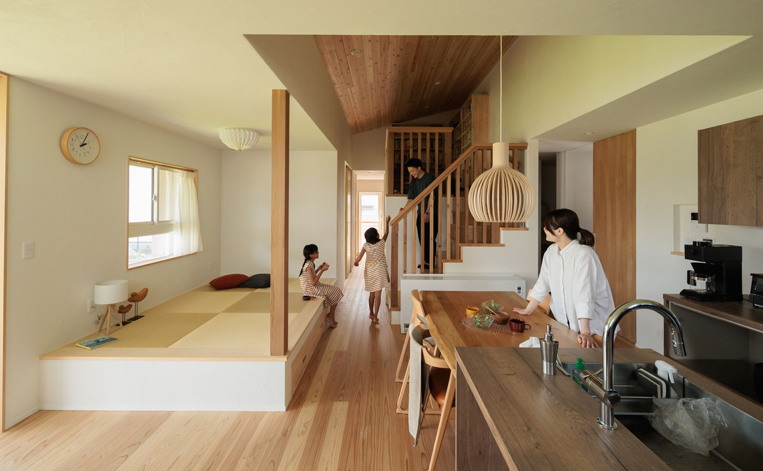 エーセンス建築設計 【2000万円台/約29坪】家族の気配を感じる、ちょうどいい距離感。広い庭に建つ縁側デッキのある平屋の建築実例画像4