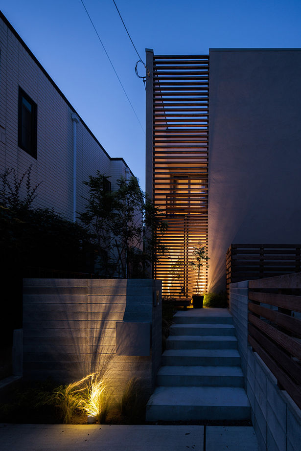 エーセンス建築設計 【2000万円台/約29坪/間取り図有】多彩な窓から空を切り取る。旗竿地に建つ設計の工夫が光る家の建築実例画像