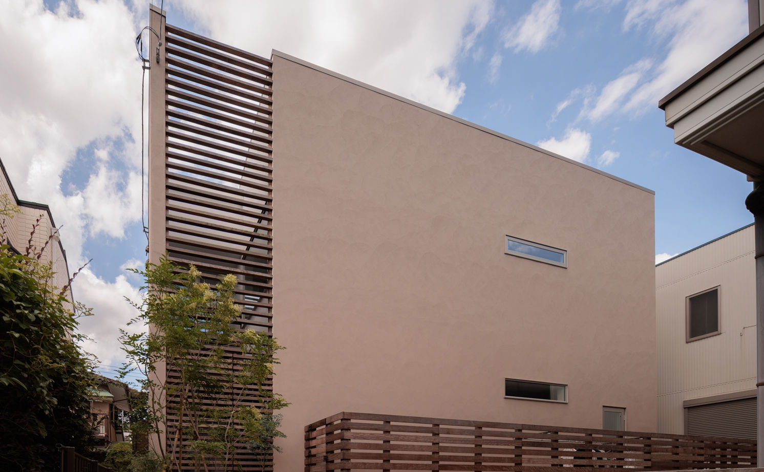 エーセンス建築設計 【2000万円台/約29坪/間取り図有】多彩な窓から空を切り取る。旗竿地に建つ設計の工夫が光る家の建築実例画像2