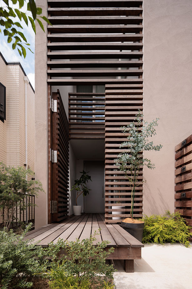 エーセンス建築設計 【2000万円台/約29坪/間取り図有】多彩な窓から空を切り取る。旗竿地に建つ設計の工夫が光る家の建築実例画像3