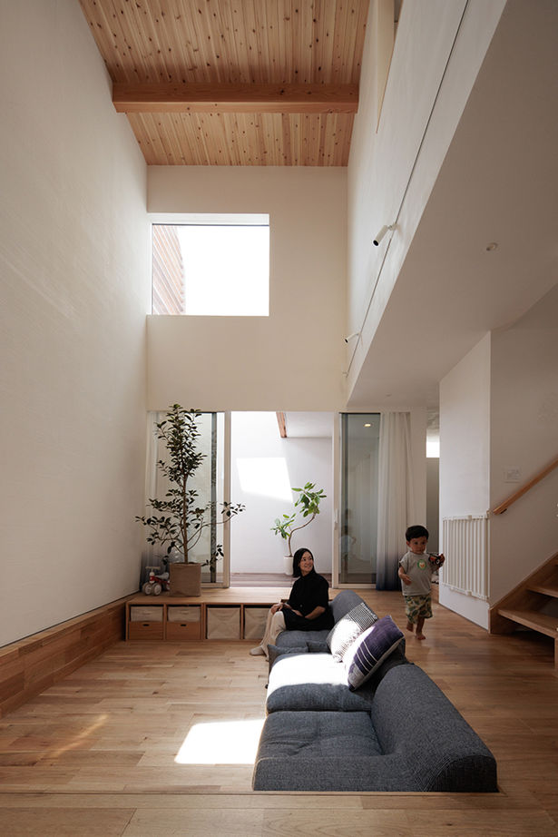 エーセンス建築設計 【2000万円台/約29坪/間取り図有】多彩な窓から空を切り取る。旗竿地に建つ設計の工夫が光る家の建築実例画像4