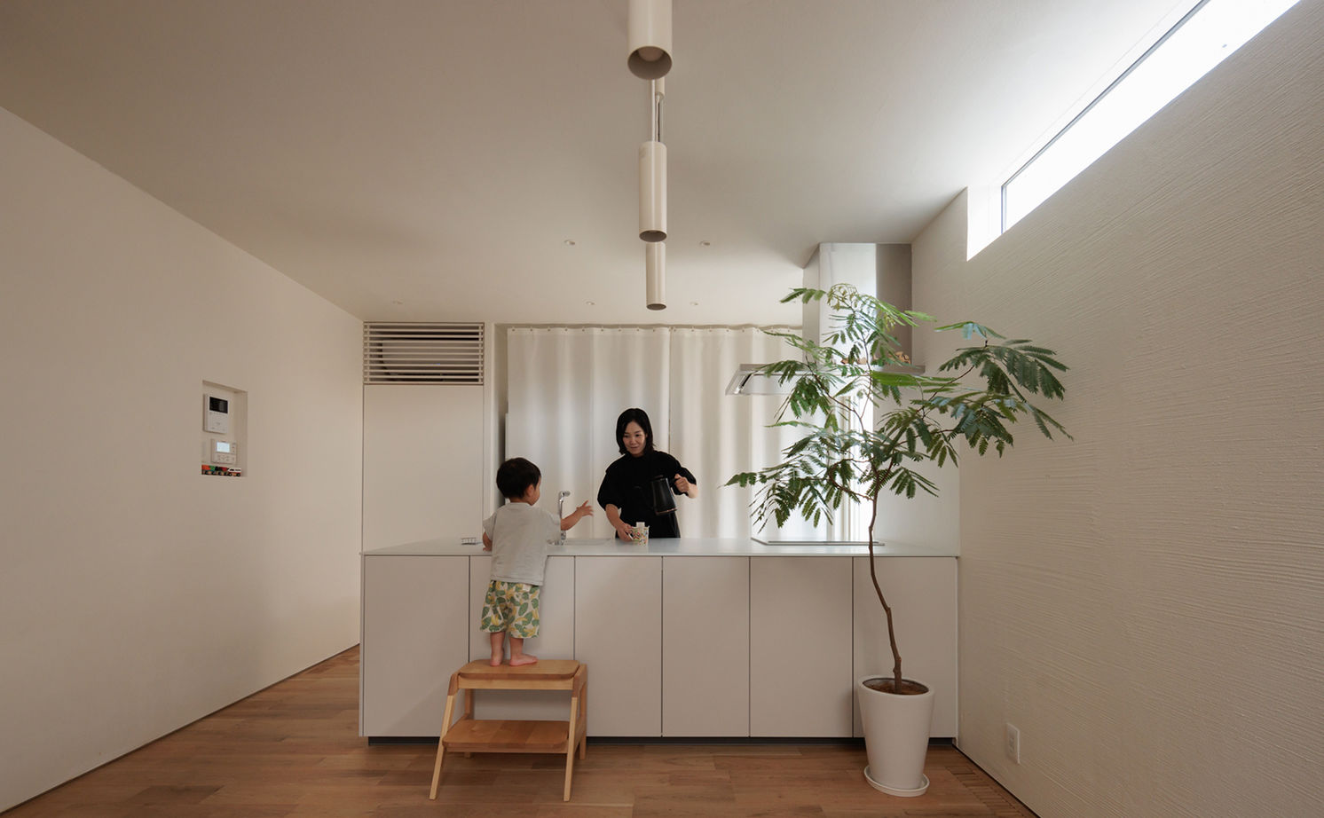 エーセンス建築設計 【2000万円台/約29坪/間取り図有】多彩な窓から空を切り取る。旗竿地に建つ設計の工夫が光る家の建築実例画像7