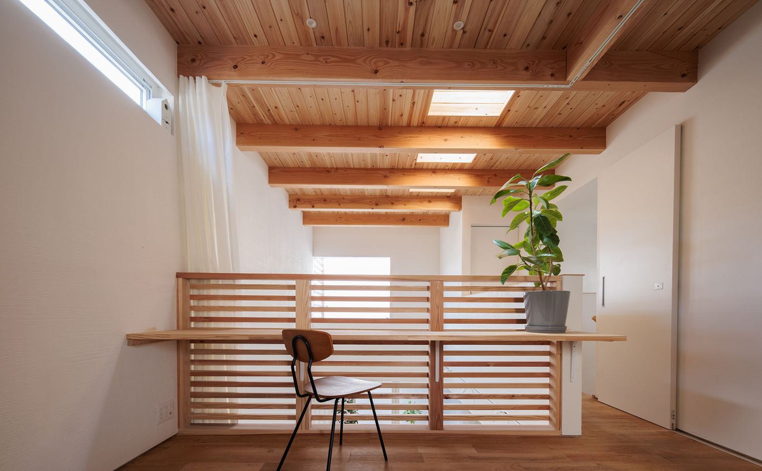 エーセンス建築設計 【2000万円台/約29坪/間取り図有】多彩な窓から空を切り取る。旗竿地に建つ設計の工夫が光る家の建築実例画像10