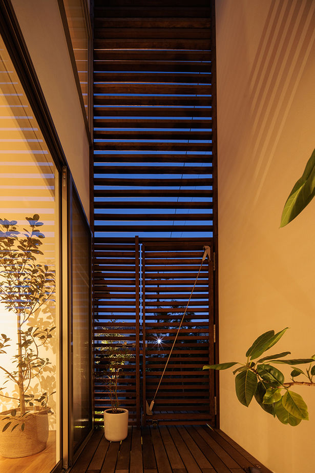 エーセンス建築設計 【2000万円台/約29坪/間取り図有】多彩な窓から空を切り取る。旗竿地に建つ設計の工夫が光る家の建築実例画像11