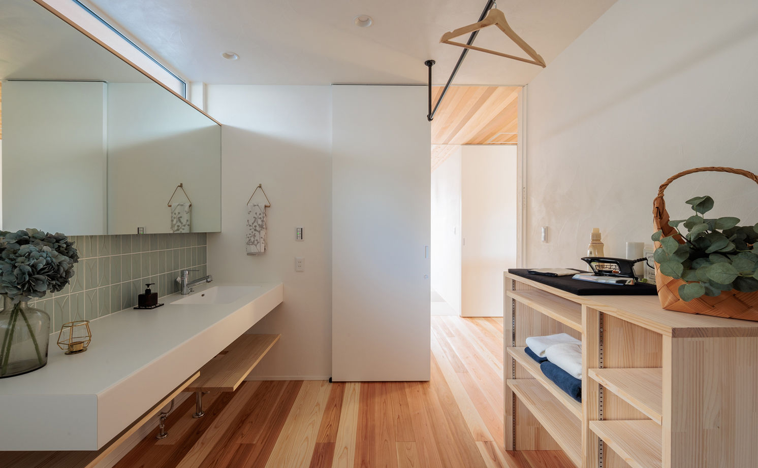 エーセンス建築設計 【2000万円台/36.9坪】北側ファサードから光を入れ、緑を眺める。デザインにこだわったセンスのいい家の建築実例画像7