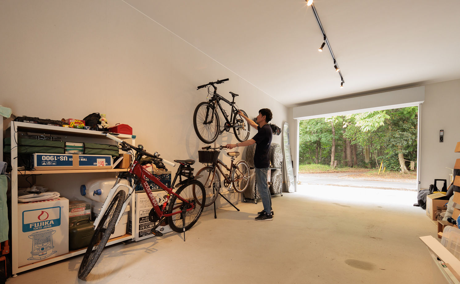 エーセンス建築設計 【3000万円台/50坪/間取り図有】大きな軒のあるウッドデッキが快適。自然に癒されるガレージハウスの建築実例画像3