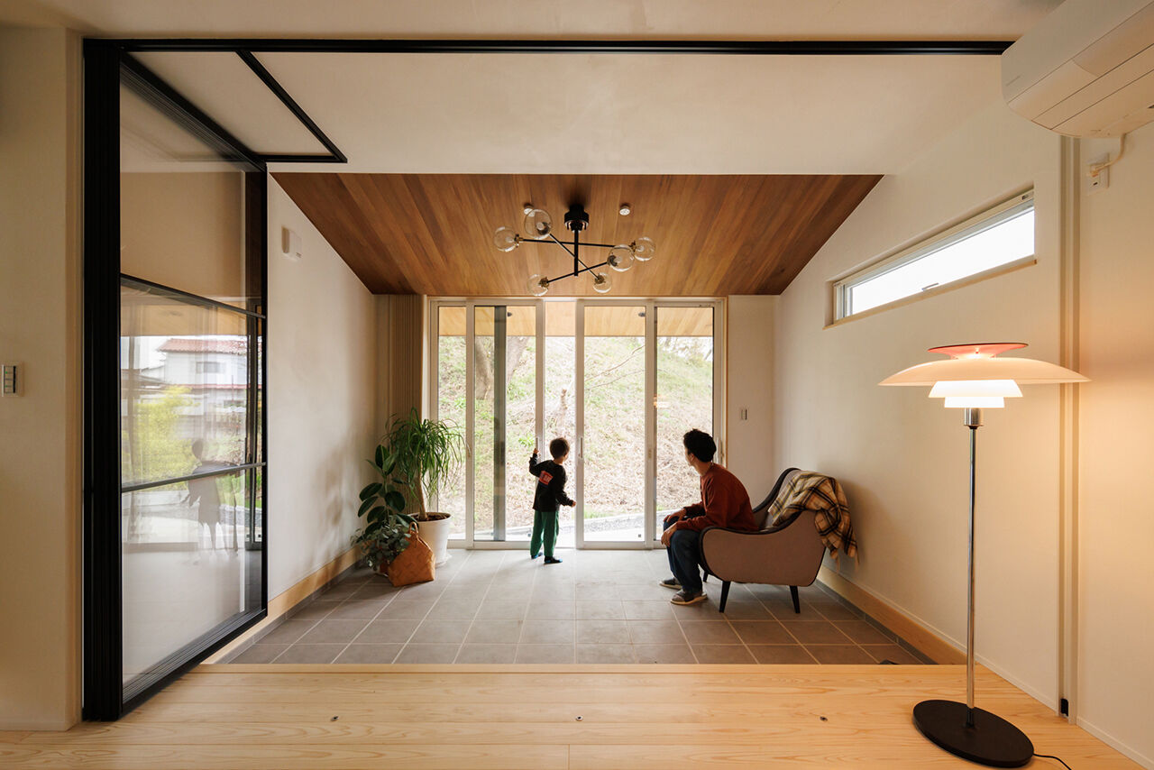 エーセンス建築設計 【デッキ/35坪/間取り図有】大きな軒に広い土間、イグサが香るリビングから桜と緑を望む伸びやかな平屋の建築実例画像2