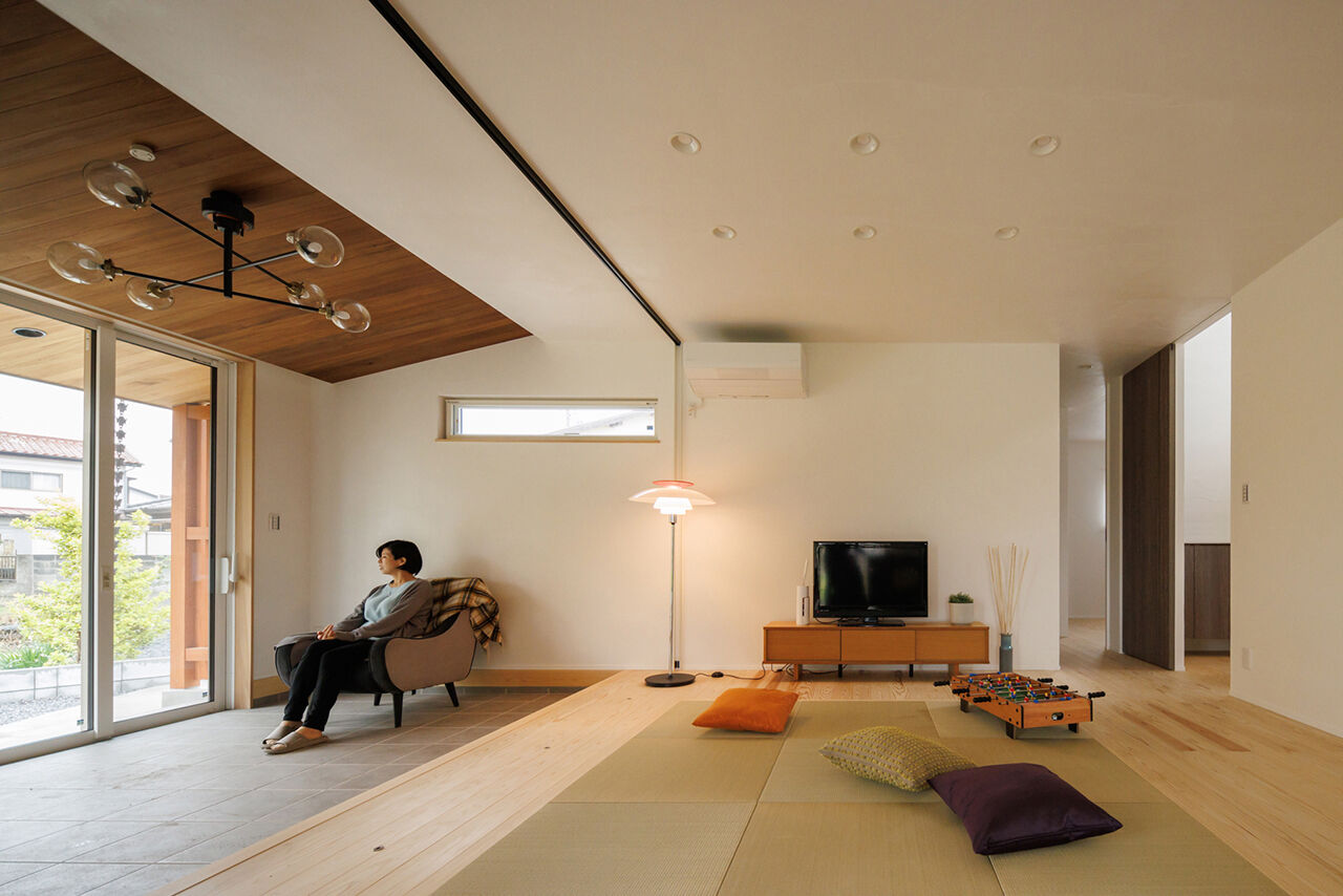 エーセンス建築設計 【デッキ/35坪/間取り図有】大きな軒に広い土間、イグサが香るリビングから桜と緑を望む伸びやかな平屋の建築実例画像3