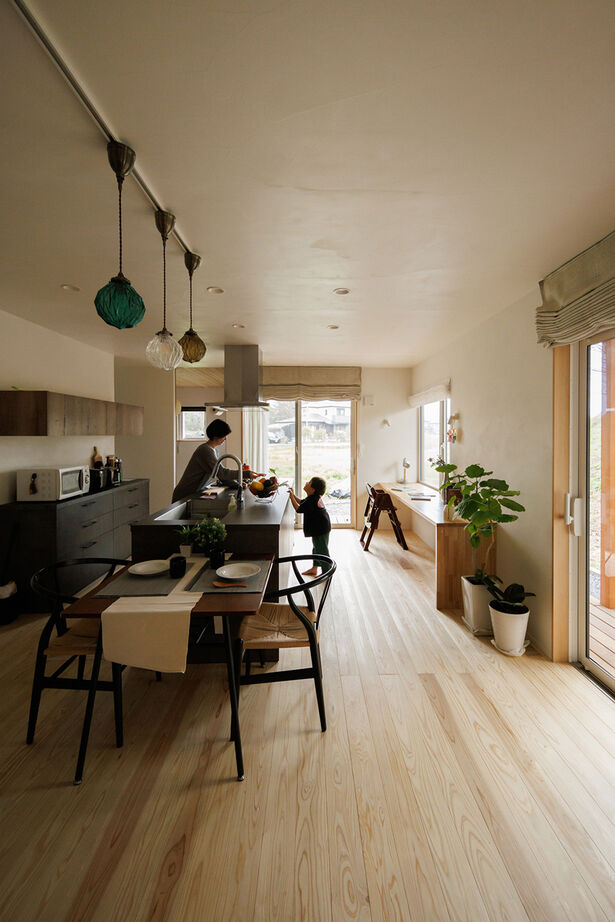 エーセンス建築設計 【デッキ/35坪/間取り図有】大きな軒に広い土間、イグサが香るリビングから桜と緑を望む伸びやかな平屋の建築実例画像4