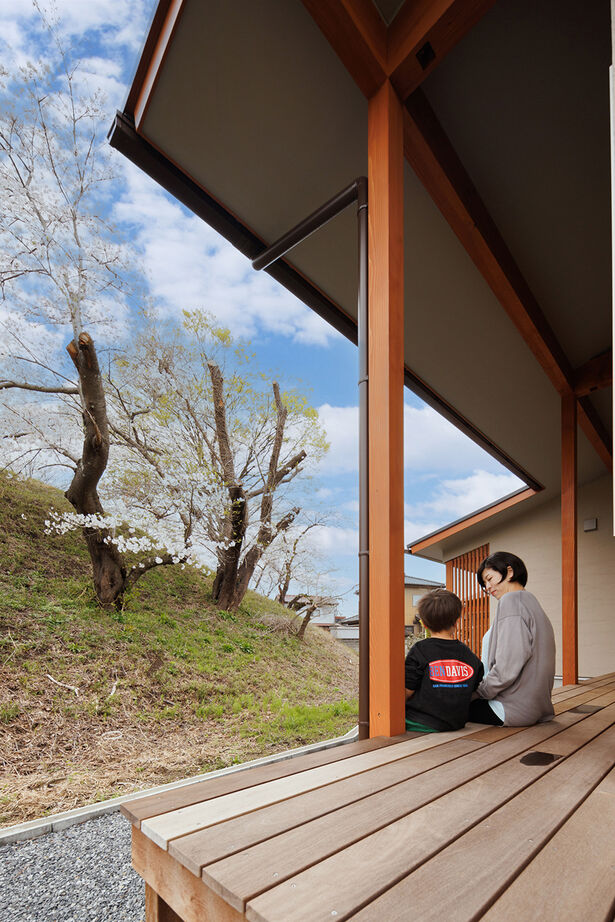 エーセンス建築設計 【デッキ/35坪/間取り図有】大きな軒に広い土間、イグサが香るリビングから桜と緑を望む伸びやかな平屋の建築実例画像6