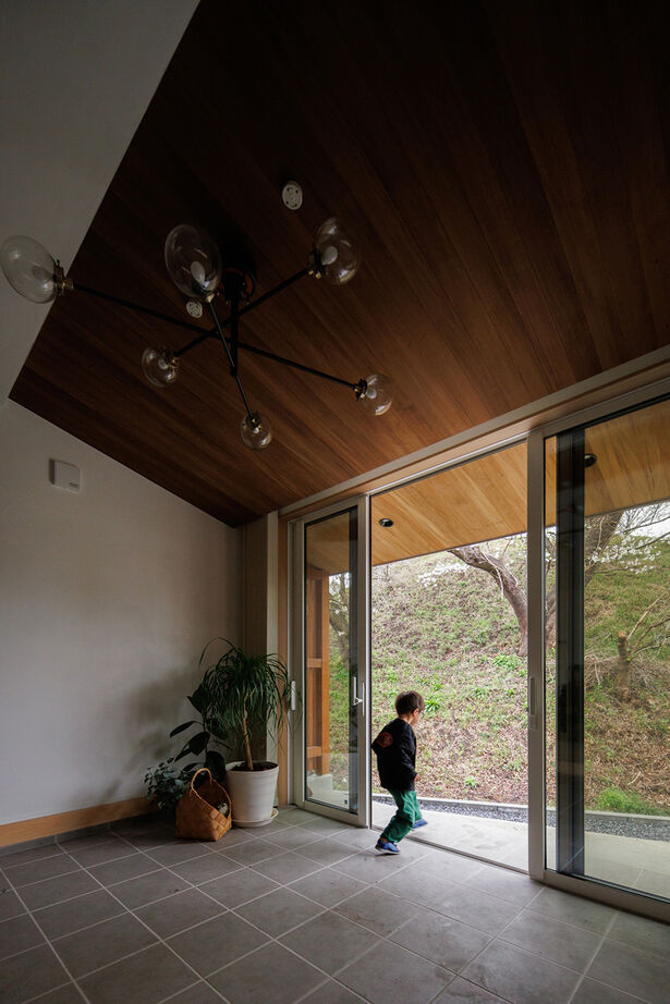 エーセンス建築設計 【デッキ/35坪/間取り図有】大きな軒に広い土間、イグサが香るリビングから桜と緑を望む伸びやかな平屋の建築実例画像7