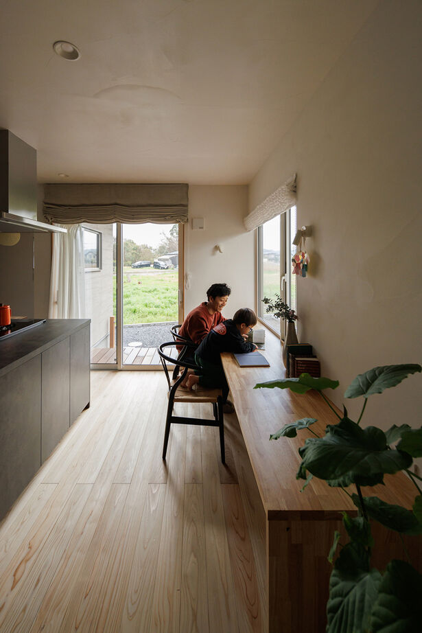 エーセンス建築設計 【デッキ/35坪/間取り図有】大きな軒に広い土間、イグサが香るリビングから桜と緑を望む伸びやかな平屋の建築実例画像8