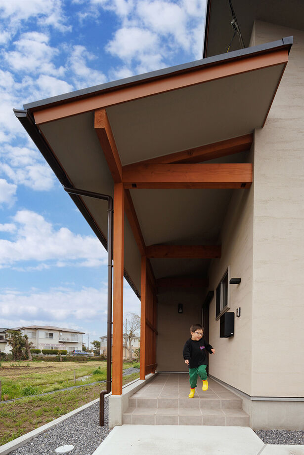 エーセンス建築設計 【デッキ/35坪/間取り図有】大きな軒に広い土間、イグサが香るリビングから桜と緑を望む伸びやかな平屋の建築実例画像9