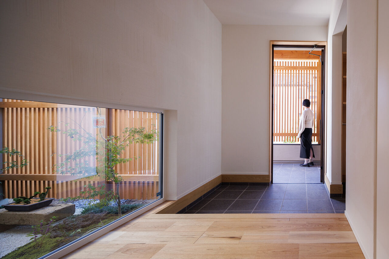 エーセンス建築設計 【平屋/28坪】格子で囲まれた中庭に癒やされる。上質感あふれる和モダンの平屋の建築実例画像2