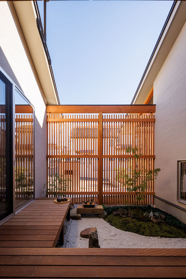 エーセンス建築設計 【平屋/28坪】格子で囲まれた中庭に癒やされる。上質感あふれる和モダンの平屋の建築実例画像4