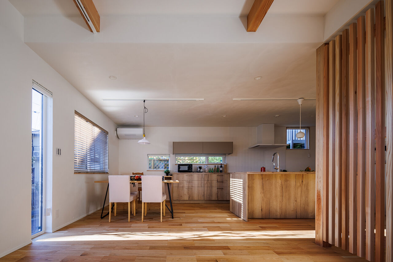 エーセンス建築設計 【平屋/28坪】格子で囲まれた中庭に癒やされる。上質感あふれる和モダンの平屋の建築実例画像5