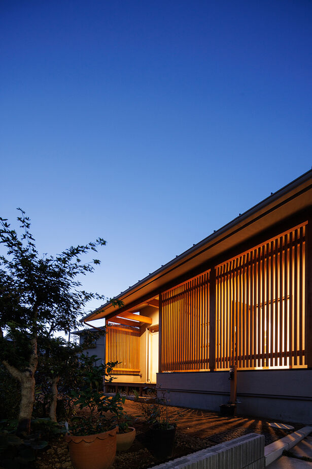 エーセンス建築設計 【平屋/28坪】格子で囲まれた中庭に癒やされる。上質感あふれる和モダンの平屋の建築実例画像10