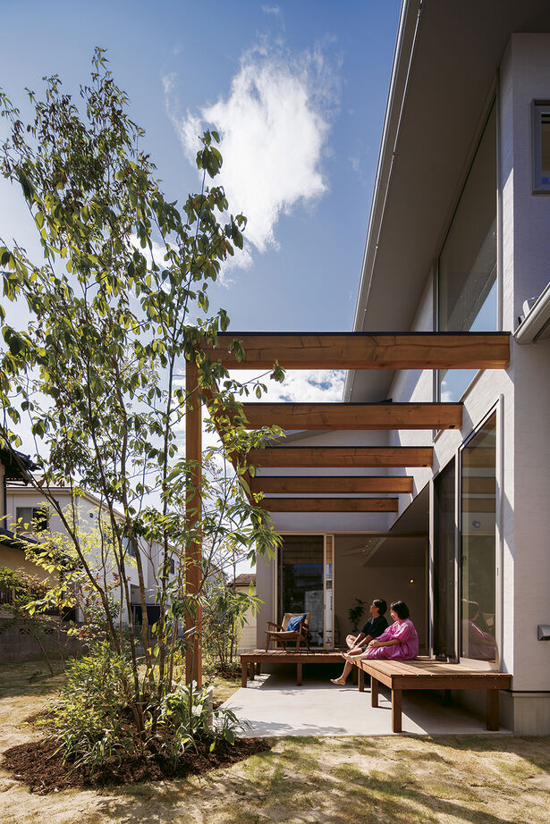 エーセンス建築設計 【ウッドデッキ/土間/約32坪】カッコいいけど尖ってない。中心に通り土間がある自然と一体感を持つ家の建築実例画像1