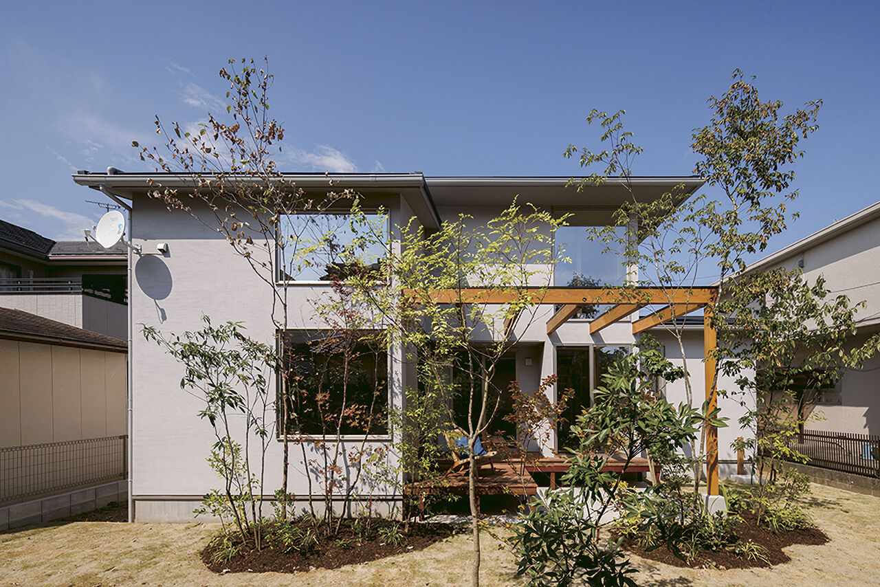 エーセンス建築設計 【ウッドデッキ/土間/約32坪】カッコいいけど尖ってない。中心に通り土間がある自然と一体感を持つ家の建築実例画像2