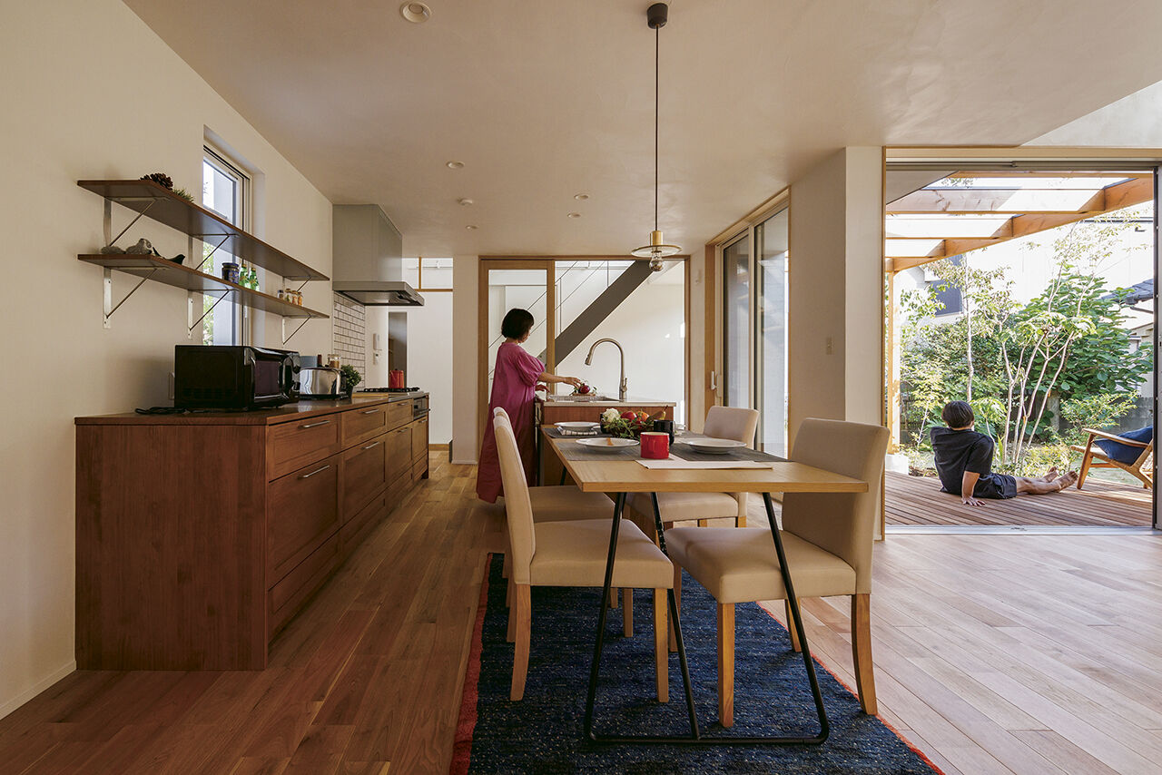 エーセンス建築設計 【ウッドデッキ/土間/約32坪】カッコいいけど尖ってない。中心に通り土間がある自然と一体感を持つ家の建築実例画像3