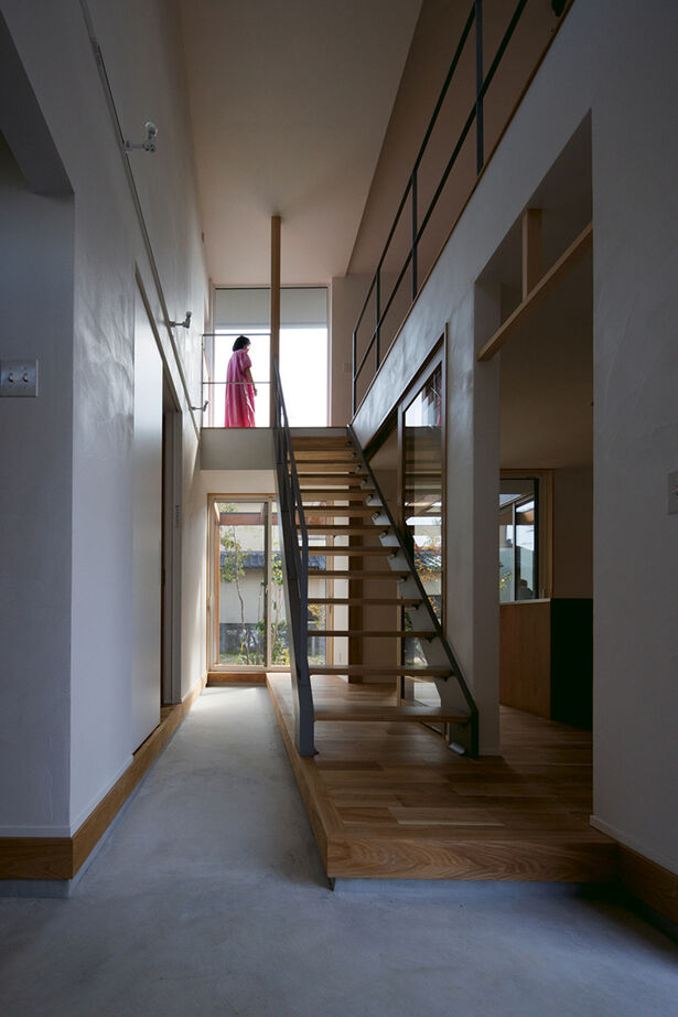 エーセンス建築設計 【ウッドデッキ/土間/約32坪】カッコいいけど尖ってない。中心に通り土間がある自然と一体感を持つ家の建築実例画像4