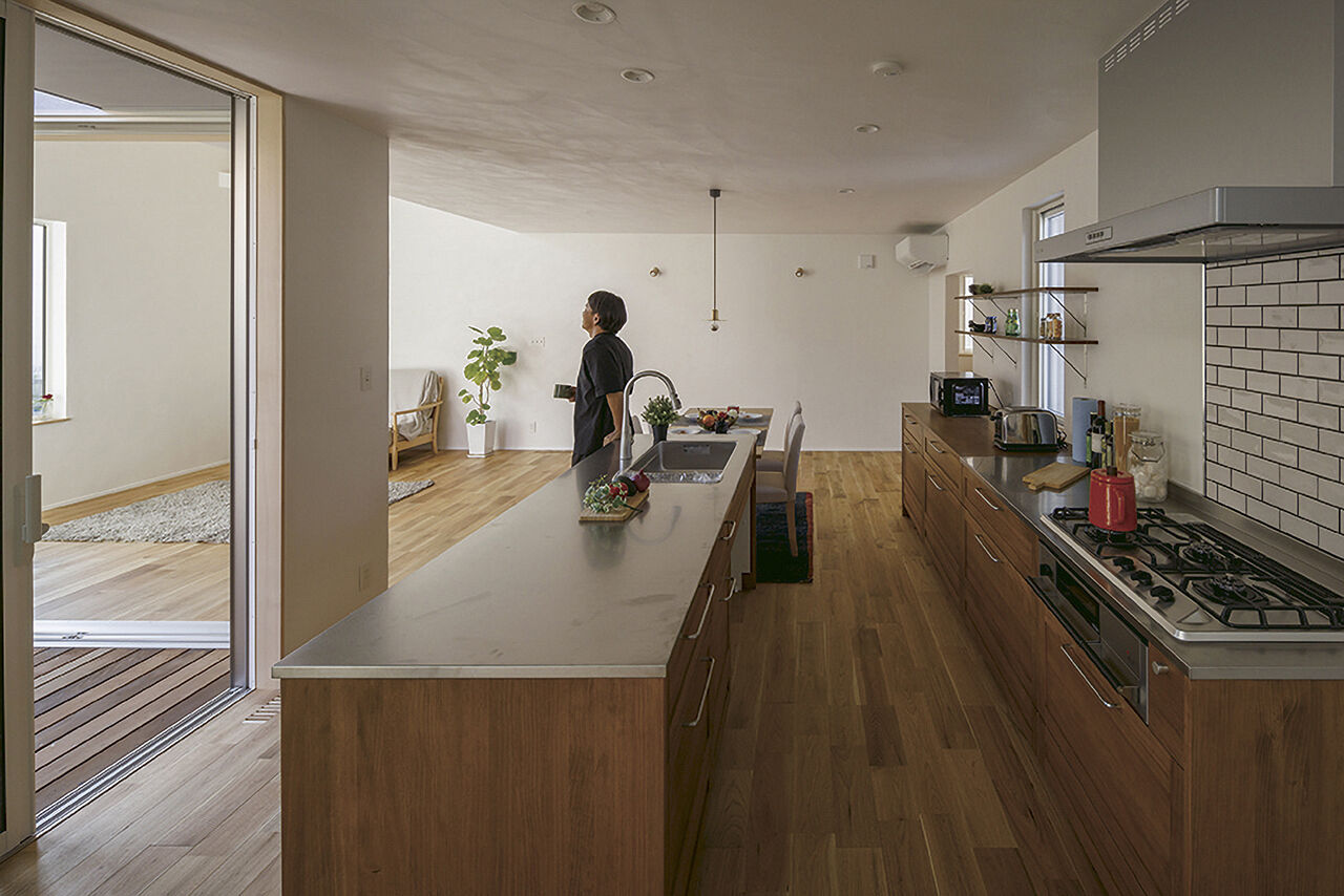 エーセンス建築設計 【ウッドデッキ/土間/約32坪】カッコいいけど尖ってない。中心に通り土間がある自然と一体感を持つ家の建築実例画像5