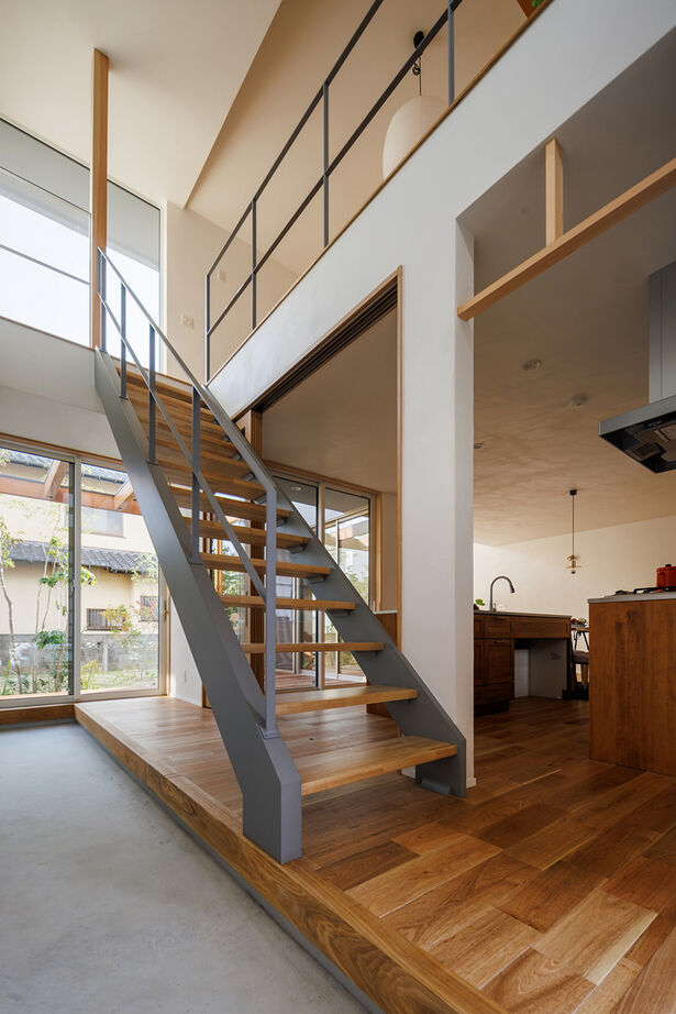 エーセンス建築設計 【ウッドデッキ/土間/約32坪】カッコいいけど尖ってない。中心に通り土間がある自然と一体感を持つ家の建築実例画像6