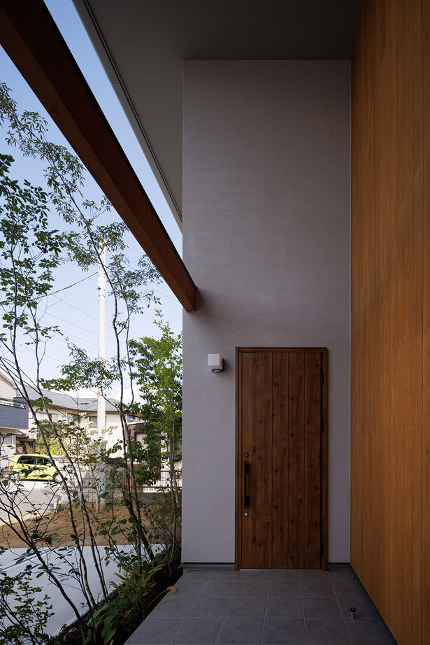 エーセンス建築設計 【ウッドデッキ/土間/約32坪】カッコいいけど尖ってない。中心に通り土間がある自然と一体感を持つ家の建築実例画像9