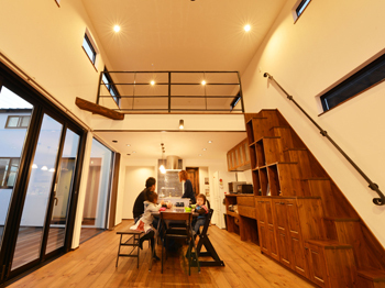 サンクスホーム 【松阪の実例】建物に囲まれた中庭は、家族が安心してくつろげるアウトドアリビングの建築実例画像1