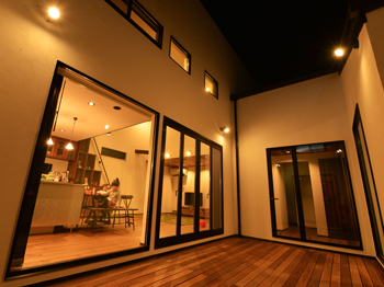 サンクスホーム 【松阪の実例】建物に囲まれた中庭は、家族が安心してくつろげるアウトドアリビングの建築実例画像2