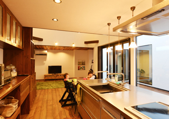 サンクスホーム 【松阪の実例】建物に囲まれた中庭は、家族が安心してくつろげるアウトドアリビングの建築実例画像3