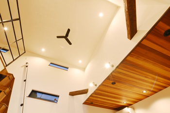 サンクスホーム 【松阪の実例】建物に囲まれた中庭は、家族が安心してくつろげるアウトドアリビングの建築実例画像4