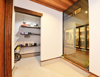 サンクスホーム 【松阪の実例】建物に囲まれた中庭は、家族が安心してくつろげるアウトドアリビングの建築実例画像5