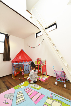 サンクスホーム 【松阪の実例】建物に囲まれた中庭は、家族が安心してくつろげるアウトドアリビングの建築実例画像9