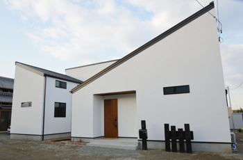 サンクスホーム 【松阪の実例】建物に囲まれた中庭は、家族が安心してくつろげるアウトドアリビングの建築実例画像10