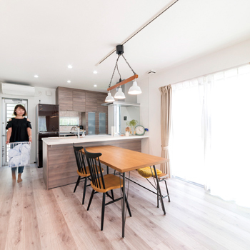 サンクスホーム 【松阪の実例】家事もスムーズ、光熱費もダウン。寛げるカフェ風リビングの家が「1000万円台でできました」の建築実例画像3