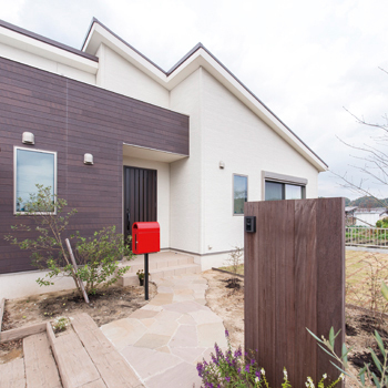 サンクスホーム 【津の事例】シンプルモダンで広々ＬＤＫの平屋。「ムダのない間取りのおかげでお掃除がラクになりました」の建築実例画像1