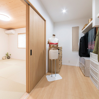 サンクスホーム 【津の事例】シンプルモダンで広々ＬＤＫの平屋。「ムダのない間取りのおかげでお掃除がラクになりました」の建築実例画像9