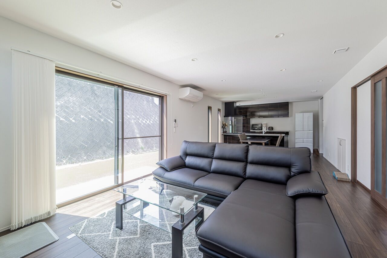 サンクスホーム 【2000万円台×ペット｜間取り図有】25帖を超える広々リビングが自慢。趣味を思う存分楽しめる住まいの建築実例画像2