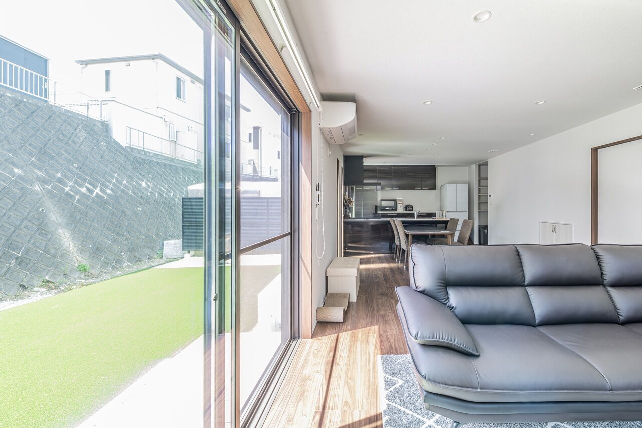 サンクスホーム 【2000万円台×ペット｜間取り図有】25帖を超える広々リビングが自慢。趣味を思う存分楽しめる住まいの建築実例画像3