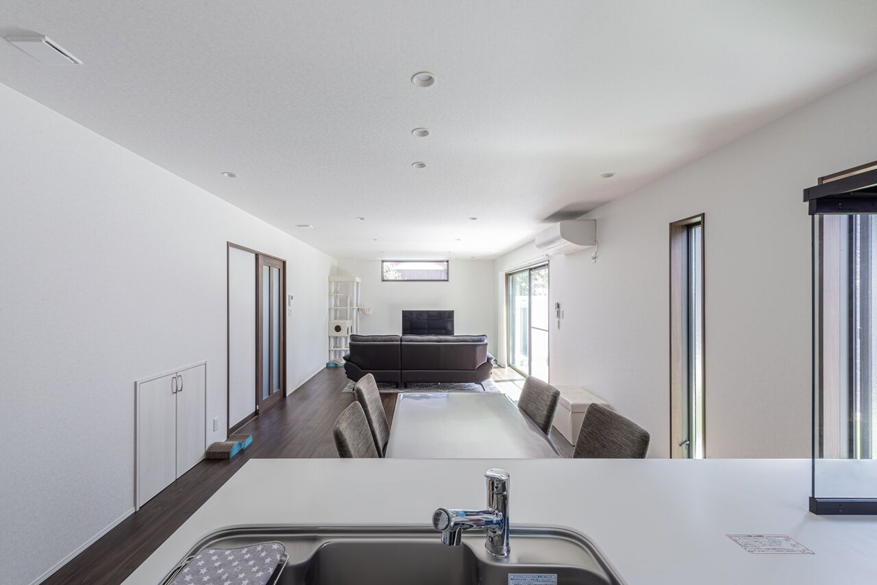 サンクスホーム 【2000万円台×ペット｜間取り図有】25帖を超える広々リビングが自慢。趣味を思う存分楽しめる住まいの建築実例画像4