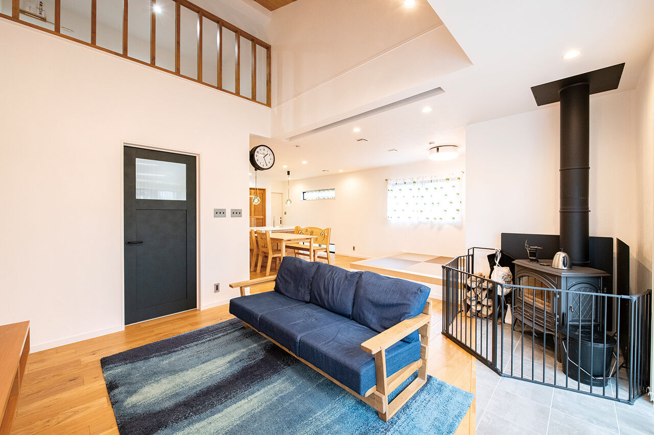 サンクスホーム 【平屋×ガレージ×2365万円｜間取り図有】アウトドア好きな家族が選んだ、薪ストーブのあるロフト付き平屋の建築実例画像2