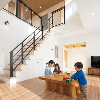 サンクスホーム 【伊勢の実例】働くママの暮らしが一変！吹抜け、ぐるぐる動線の家が1000万円台。「家事が楽になりました」の建築実例画像1