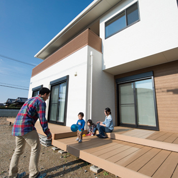 サンクスホーム 【伊勢の実例】働くママの暮らしが一変！吹抜け、ぐるぐる動線の家が1000万円台。「家事が楽になりました」の建築実例画像2