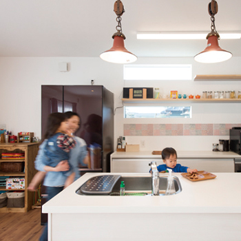 サンクスホーム 【伊勢の実例】働くママの暮らしが一変！吹抜け、ぐるぐる動線の家が1000万円台。「家事が楽になりました」の建築実例画像3