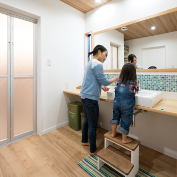 サンクスホーム 【伊勢の実例】働くママの暮らしが一変！吹抜け、ぐるぐる動線の家が1000万円台。「家事が楽になりました」の建築実例画像4