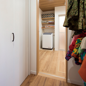 サンクスホーム 【伊勢の実例】働くママの暮らしが一変！吹抜け、ぐるぐる動線の家が1000万円台。「家事が楽になりました」の建築実例画像5