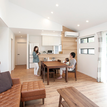 サンクスホーム 【伊勢の実例】ウッドデッキでＢＢＱ、勾配天井のリビングも自慢の平屋建て。「家事も子育ても楽です」の建築実例画像2